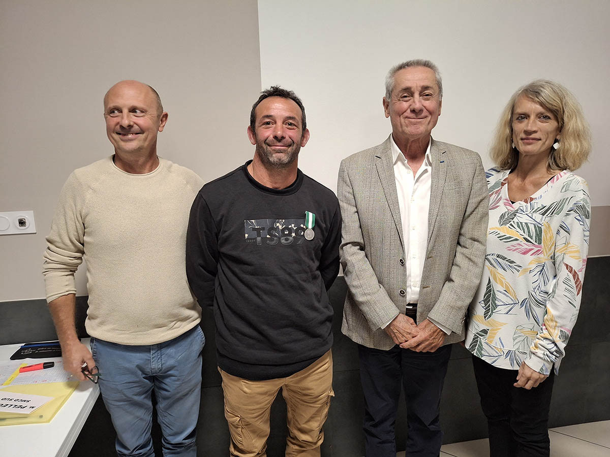 DUVIAU Thomas-chauffeur-20 ans de service - Médaille d'honneur régionale, départementale et communale échelon argent DUVIAU Thomas-chauffeur-20 ans de service - Médaille d'honneur régionale, départementale et communale échelon argent